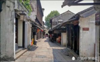 逃离废弃高校